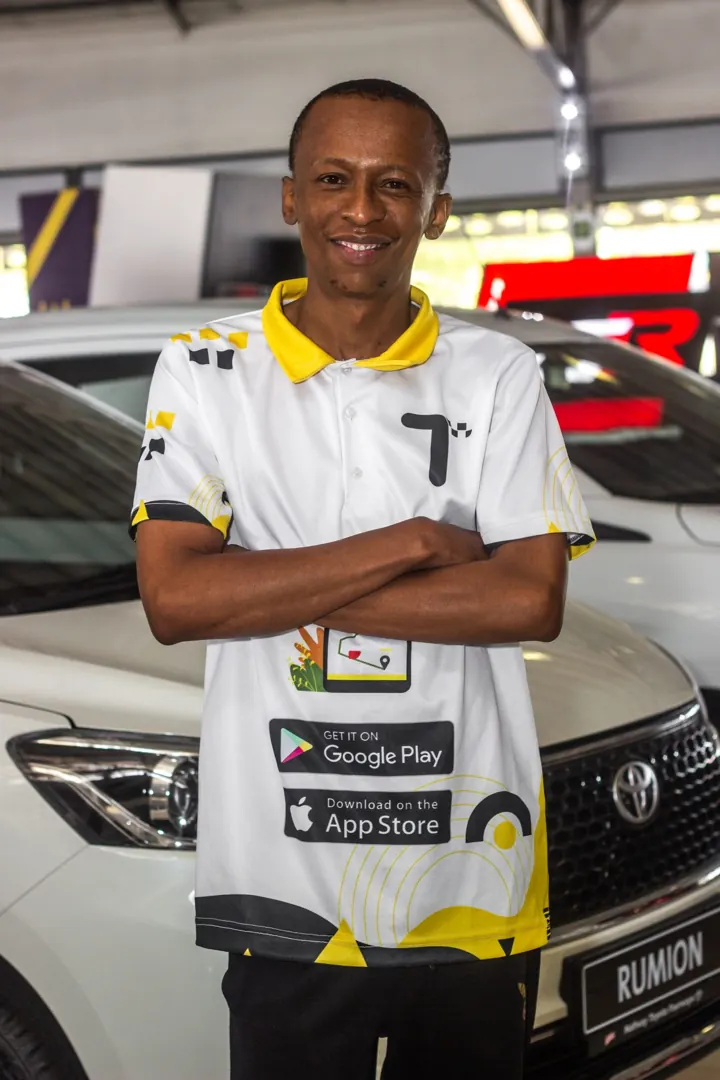 A Teksi driver next to a fleet car